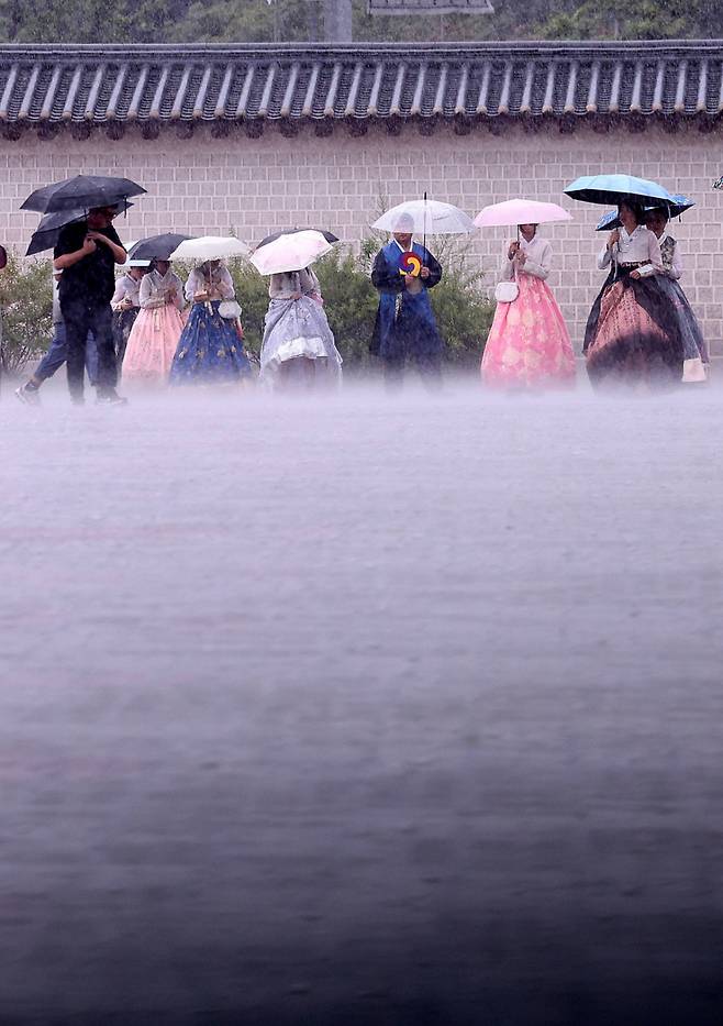 호우특보가 발효된 13일 서울 종로구 국립고궁박물관 앞에서 외국인 관광객들이 우산을 쓴 채 발걸음을 옮기고 있다. /사진=뉴스1