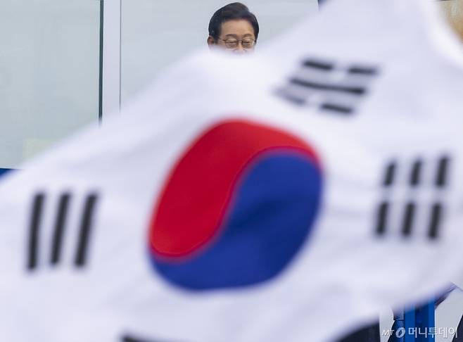 [서울=뉴시스] 조성우 기자 = 이재명 더불어민주당 대선 후보가 제21대 대통령선거 사전투표 첫날인 29일 오후 서울 송파구 잠실야구장 앞 광장에서 유세를 하고 있다. (공동취재) 2025.05.29. photo@newsis.com /사진=조성우