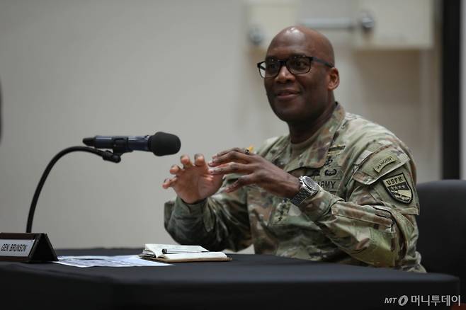 제이비어 브런슨 주한미군사령관(대장)이 지난 8일 경기 평택 험프리스 미군기지에서 기자간담회를 하고 있다. / 사진=주한미군사령부