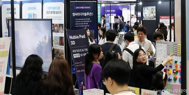 13일 서울 강남구 삼성동 코엑스에서 열린 '제16회 2025 에듀플러스위크 미래교육박람회'를 찾은 관람객들이 전시 부스를 둘러보고 있다.  '2025 에듀플러스위크 미래교육박람회'는 한국과 미국, 영국, 폴란드, 싱가포르 등 15개국 170여 교육기업·기관·단체가 참여해 2000여 교육솔루션을 전시하며 오는 15일까지 진행된다. /사진=김창현 chmt@