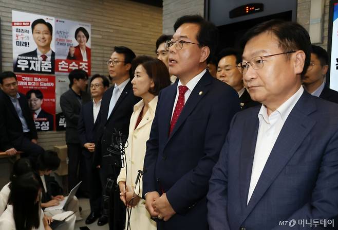 (서울=뉴스1) 이광호 기자 = 송언석 국민의힘 비상대책위원장 겸 원내대표와 의원들이 13일 오후 서울 여의도 중앙당사에서 민중기 특별검사팀(김건희 특검팀)의 '건진법사 청탁 의혹' 관련 당사 압수수색에 대해 입장을 밝히고 있다. 2025.8.13/뉴스1  Copyright (C) 뉴스1. All rights reserved. 무단 전재 및 재배포,  AI학습 이용 금지. /사진=(서울=뉴스1) 이광호 기자