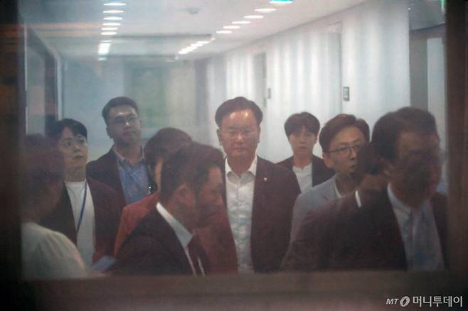 [서울=뉴시스] 김금보 기자 = 김건희 특검팀이 국민의힘 당사에 대한 압수수색에 나선 13일 서울 여의도 국민의힘 중앙당사에서 유상범 원내운영수석부대표 등 의원들이 집결하고 있다. 2025.08.13. kgb@newsis.com /사진=김금보