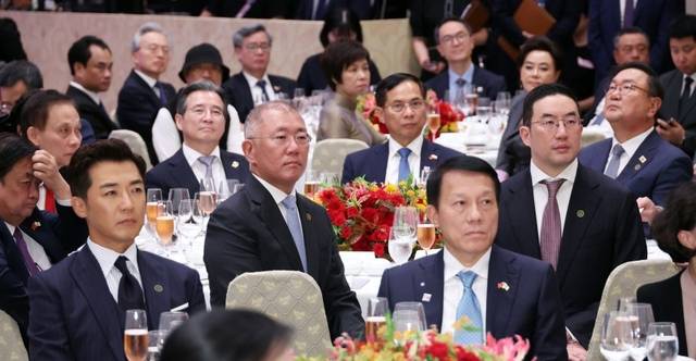 지난 11일 럼 베트남 공산당 서기장을 환영하는 청와대 만찬장에 배우 안재욱과 정의선 현대차그룹 회장, 구광모 LG그룹 회장 등이 참석해 있다. 연합뉴스