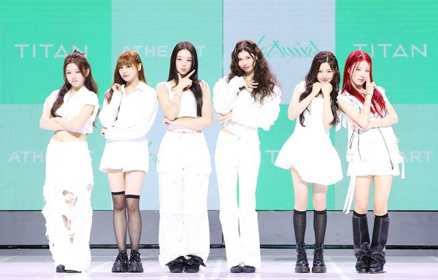 신인 걸그룹 앳하트가 13일 오후 서울 용산구 블루스퀘어에서 열린 첫 번째 미니앨범 ‘플롯 트위스트’(Plot Twist) 발매 쇼케이스에서 포즈를 취하고 있다.  연합뉴스