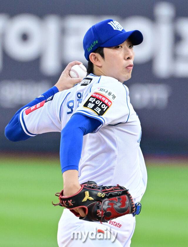 2025년 8월 12일 오후 경기도 수원KT위즈파크에서 열린 '2025 신한 SOL뱅크 KBO 리그' LG 트윈스와 KT 위즈의 경기 KT 선발투수 오원석이 역투하고 있다./수원=유진형 기자