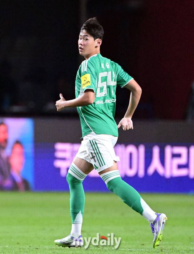 2025년 8월 3일 오후 서울월드컵경기장에서 쿠팡플레이 시리즈 '토트넘 홋스퍼 FC와 뉴캐슬 유나이티드 FC'의 경기가 열렸다.뉴캐슬 박승수가 후반 교체 투입되고 있다.