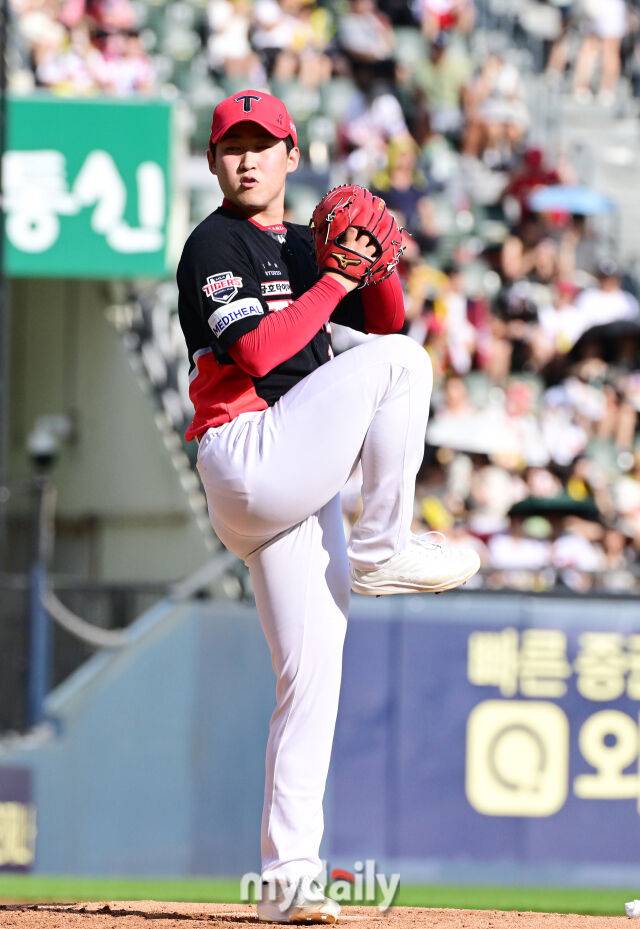 29일 오후 서울 잠실야구장에서 진행된 '2025 프로야구 KBO리그' KIA-LG의 경기. 기아 선발 윤영철이 역투를 펼치고 있다./마이데일리