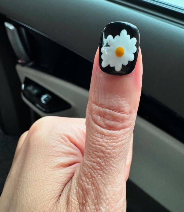 모델 겸 방송인 홍진경의 손톱 장식. / 홍진경 소셜미디어