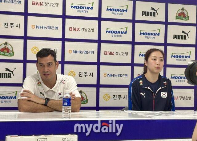 함께 인터뷰실에 들어온 박은진의 말을 경청하는 모랄레스 감독./진주=김희수 기자