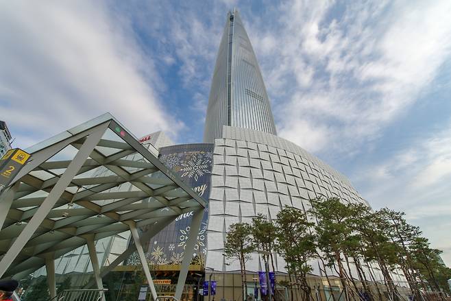 서울 잠실 소재 롯데타워 전경. 롯데타워 44층~71층에 ‘시그니엘 레지던스’가 조성돼 있다. [헤럴드DB]