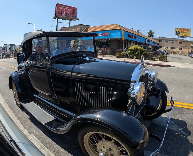 1929년 포드 모델 A 자동차가 로스엔젤레스에서 도로를 주행하고 있다. 캘리포니아에서는 25년 이상된 차량들은 골동품 차량 (antique vehicle) 자격신청을 할 수 있다. 골동품 차량은 1976년 이후 의무화된 엄격한 매연 배출 방지 시스템에서부터 자유롭다.  사진 : @강형원 촬영