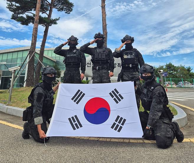 동해지방해양경찰청 특공대 대원들이 13일 제80주년 광복절을 기념해 해양영토 수호 의지를 다지는 태극기 퍼포먼스 행사를 하고 있다.[동해지방해양경찰청 제공]