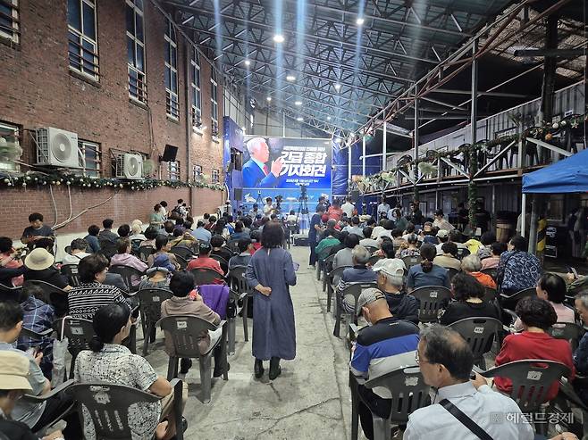 13일 오전 서울 성북구 사랑제일교회 본당 옆 주차장에 마련된 전광훈 목사의 긴급 기자회견에 우파단체 ‘자유마을’과 신도들이 모여 있다. 김도윤 기자.