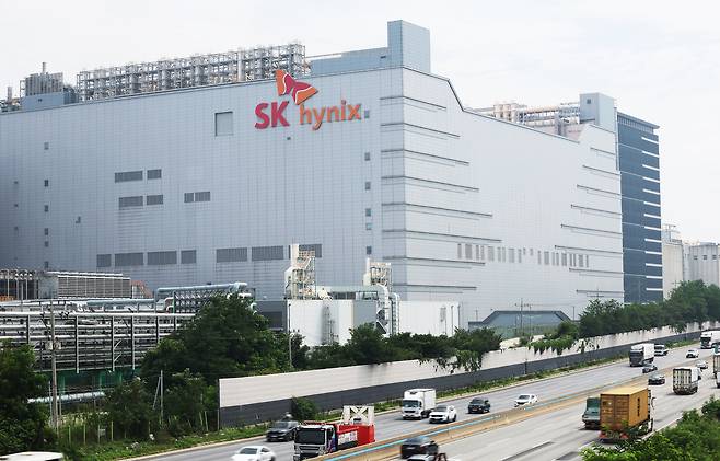 SK하이닉스가 고부가 제품인 고대역폭 메모리(HBM) 5세대 HBM3E 12단 판매 확대에 힘입어 사상 최대 분기 실적을 경신했다. SK하이닉스는 연결 기준 올해 2분기 영업이익이 9조2천129억원으로 지난해 동기보다 68.5% 증가한 것으로 잠정 집계됐다고 24일 공시했다.  사진은 지난달 24일 경기도 이천시 SK하이닉스 본사 모습. [연합]