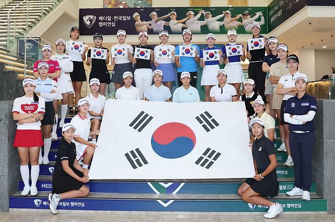 8·15 광복절이 KLPGA 투어 메디힐·한국일보 챔피언십 대회 기간 포함된 것에 착안해 선수들이 태극기 퍼포먼스를 하고 있다.   [KLPGA 제공]