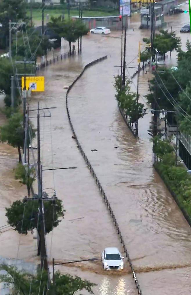 수도권에 많은 비가 내린 13일 인천 계양구 장제로가 물에 잠겨 있다. [연합]