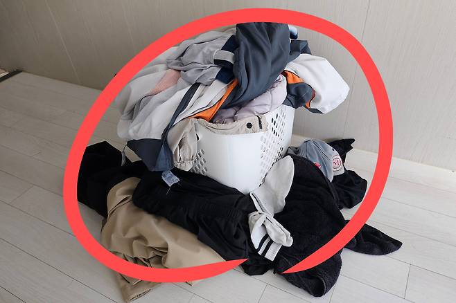 세탁 바구니에 쌓인 빨래 더미.[독자 제공]