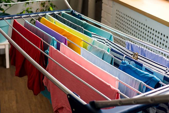 집 안 빨랫줄에 걸려 있는 옷.[123rf]