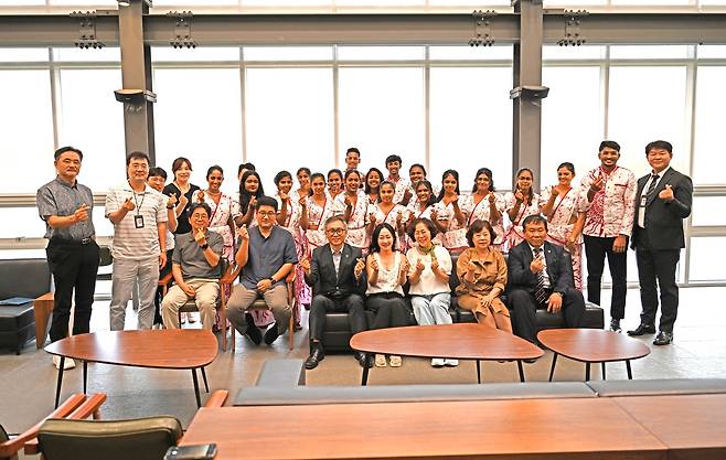 경북전문대학교  글로벌센터 주관으로 진행한 한국어 연수 과정 수료식이 13일  열렸다. 사진은 스리랑카 출신 18명의 연수생이  수료기념 단체사진을 찍고 있다.[경북전문대 제공]