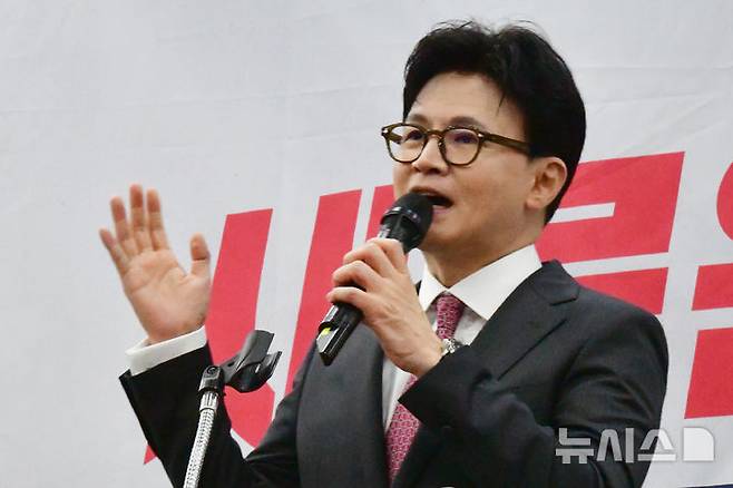 [광주=뉴시스] 이현행 기자 = 한동훈 전 국민의힘 대표가 지난 11일 오후 광주 서구 홀리데이인호텔에서 열린 김화진 국힘 전남도당위원장 취임식에 참석해 축사하고 있다. 2025.08.11. lhh@newsis.com