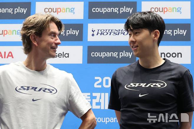 [서울=뉴시스] 권창회 기자 = 잉글랜드 프리미어리그 토트넘 홋스퍼 토마스 프랭크 감독과 손흥민이 지난 2일 오전 서울 여의도 IFC몰에서 열린 2025 쿠팡플레이 시리즈 토트넘 기자회견에서 대화를 나누고 있다. 2025.08.02. kch0523@newsis.com