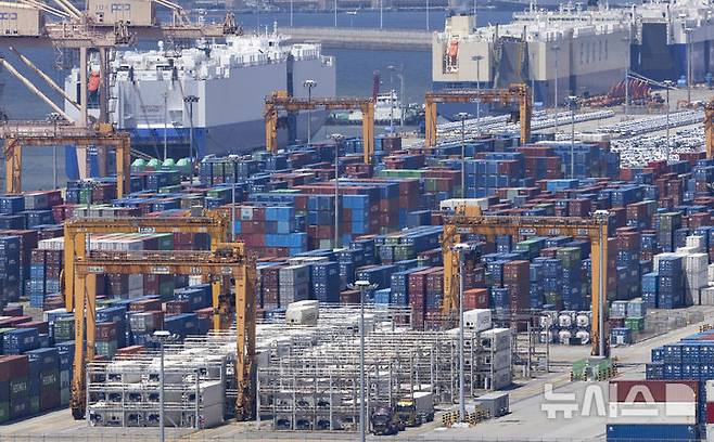 [평택=뉴시스] 김근수 기자 = 7일 경기 평택항 부두 야적장에 수출입 컨테이너가 쌓여 있다. 2025.08.07. ks@newsis.com