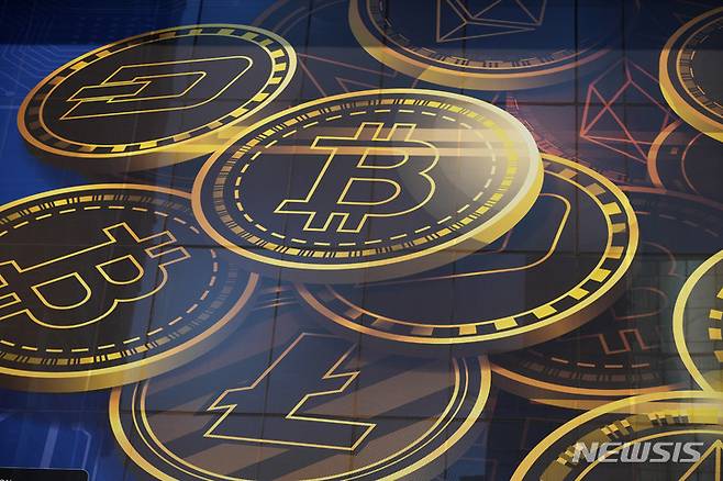 [홍콩=AP/뉴시스]암호화폐 비트코인 다음으로 시가총액(시총)이 높은 이더리움의 가격이 12일(현지 시간) 4500달러(약 623만 원)을 돌파했다. 사진은 지난 2021년 11월18일 홍콩의 한 건물에 암호화폐 비트코인의 광고가 붙어 있는 모습.2025.08.13.