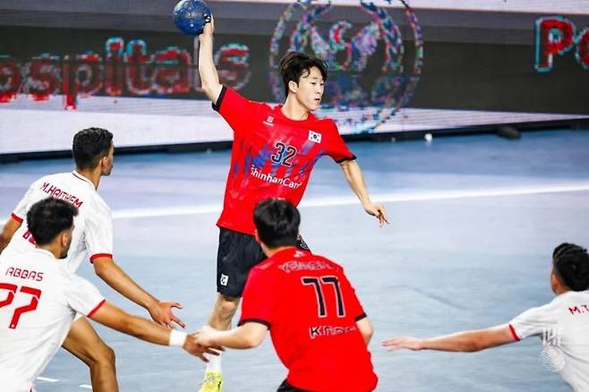 [서울=뉴시스] 한국 남자 19세 이하(U-19·청소년) 핸드볼 대표팀의 최영우. (사진=국제핸드볼연맹 홈페이지 캡처) 2025.08.12. photo@newsis.com *재판매 및 DB 금지