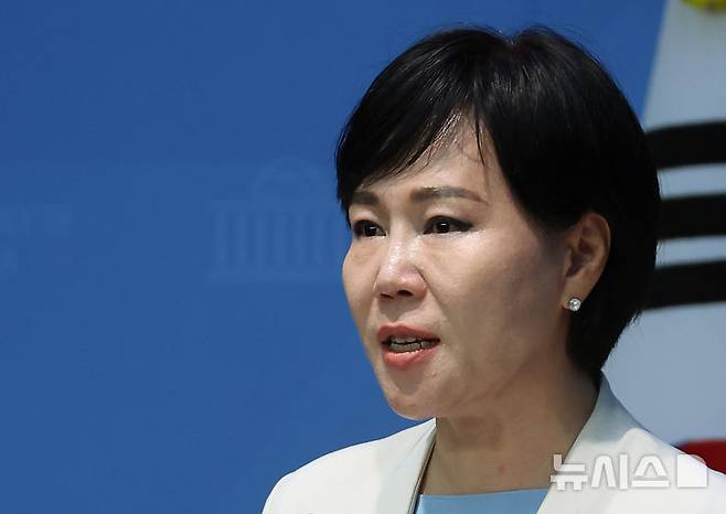 [서울=뉴시스] 김명년 기자 = 전현희 더불어민주당 3대특검(내란·김건희·순직해병) 종합대응 특별위원장이 1일 오전 서울 여의도 국회 소통관에서 '윤석열 전 대통령 서울구치소 특혜접견 등에 관한 기자회견'을 열고 발언하고 있다. 2025.08.01. kmn@newsis.com