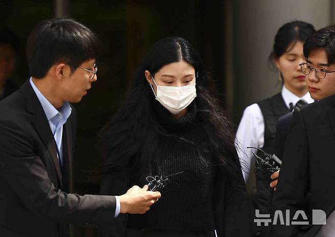 [서울=뉴시스] 김근수 기자 = 조국혁신당 조국 전 대표의 딸 조민이 23일 서울 서초구 서울중앙지방법원에서 열린 허위작성공문서행사, 업무방해, 위계공무집행방해 혐의 관련 2심 선고 공판에서 벌금 1천만원을 선고받은 후 법원을 나서고 있다. 2025.04.23. ks@newsis.com