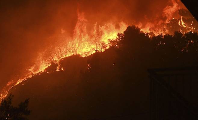 [그리스=AP/뉴시스] 12일(현지 시간) 그리스 서부 파트라스 시 인근 카미니아 마을에서 산불이 발생해 불길이 번지고 있다. 2025.08.13.