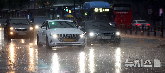 [서울=뉴시스] 김선웅 기자 = 서울에 호우주의보가 내려진 13일 서울 종로구 세종대로에서 전조등을 켠 차량이 주행하고 있다. 2025.08.13. mangusta@newsis.com