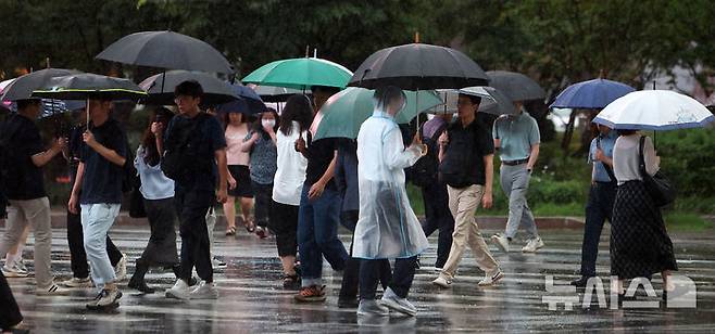 [서울=뉴시스] 김선웅 기자 = 서울에 호우주의보가 내려진 13일 서울 종로구 세종대로에서 우산을 쓴 시민들이 길을 걷고 있다. 2025.08.13. mangusta@newsis.com