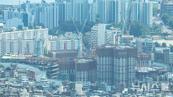 [서울=뉴시스] 권창회 기자 = 10일 서울 남산타워 전망대에서 바라본 건설현장 모습. 2025.08.10. kch0523@newsis.com