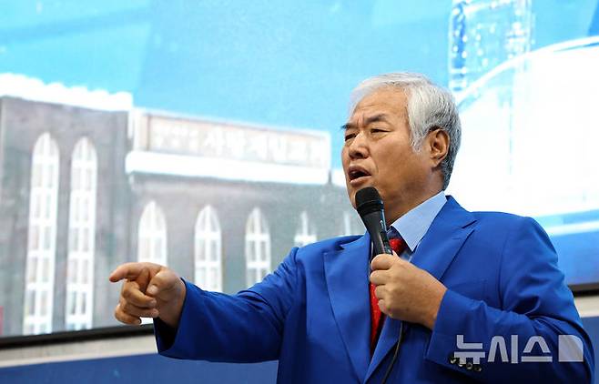 [서울=뉴시스] 최진석 기자 = 전광훈 목사가 13일 서울 성북구 사랑제일교회에서 8.15·8.16 집회 관련 긴급기자회견을 하고 있다. 2025.08.13. myjs@newsis.com