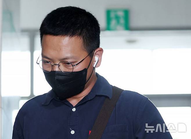 [서울=뉴시스] 김진아 기자 = 염보현 군검사(육군 소령)가 13일 서울 서초구 순직해병 특검 사무실에 피의자 신분으로 출석하고 있다. 2025.08.13. bluesoda@newsis.com