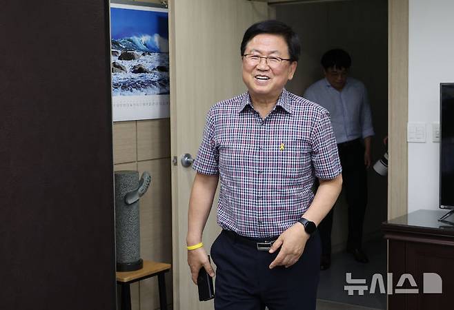 [세종=뉴시스] 강종민 기자 = 교육부 장관 후보로 지명된 최교진 세종시교육감이 13일 세종시교육청 집무실에 들어서고 있다. 2025.08.13. ppkjm@newsis.com