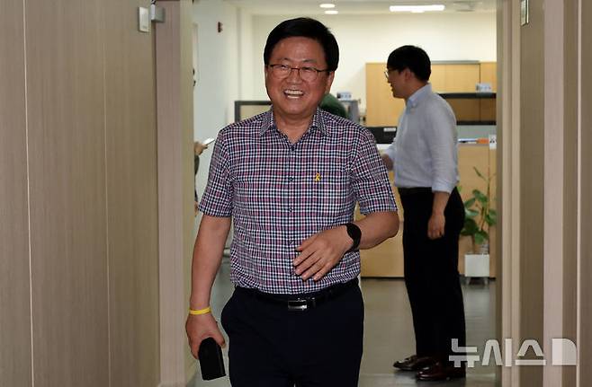 [세종=뉴시스] 강종민 기자 = 교육부 장관 후보로 지명된 최교진 세종시교육감이 13일 세종시교육청 집무실로 향하고 있다. 2025.08.13. ppkjm@newsis.com