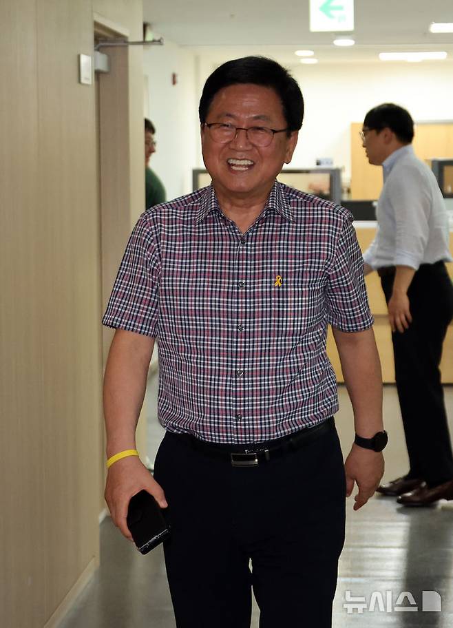 [세종=뉴시스] 강종민 기자 = 교육부 장관 후보로 지명된 최교진 세종시교육감이 13일 세종시교육청 집무실로 향하고 있다. 2025.08.13. ppkjm@newsis.com