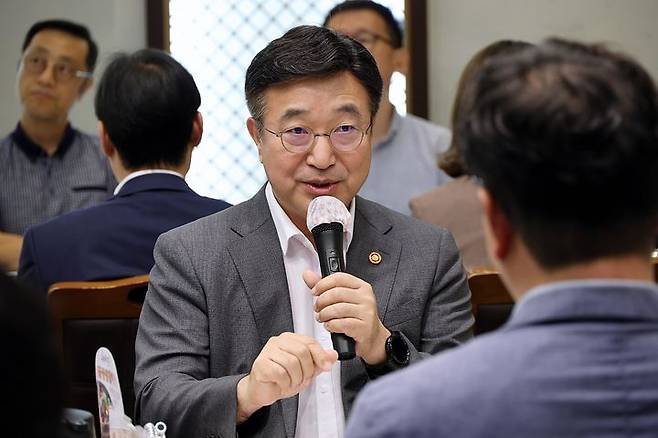 [서울=뉴시스] 윤호중 행정안전부 장관이 13일 오후 서울 종로구에서 출입기자단과의 오찬 간담회에 참석해 질의응답을 하고 있다. (사진=행정안전부 제공) 2025.08.13. photo@newsis.com *재판매 및 DB 금지
