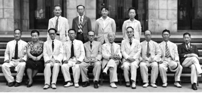 1948년 8월 5일 첫 국무회의를 마친 대한민국 초대 내각 아랫줄 왼쪽 두번째가 임영신, 여섯번째가 이승만. 대한민국 역사박물관 제공