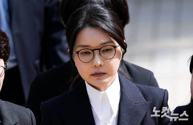 윤석열 전 대통령 부인 김건희 씨가 12일 오전 서울 서초구 서울중앙지법에서 구속 전 피의자 심문(영장실질심사)를 마치고 호송차량으로 이동하고 있다. 사진공동취재단