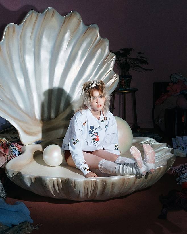 '클로저' 뮤직비디오는 '나르시시즘'을 주제로 했다. 더블랙레이블 제공