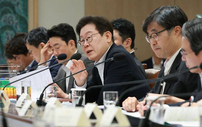 이재명 대통령이 13일 서울 용산 대통령실 청사에서 열린 나라재정 절약 간담회에서 발언하고 있다. 연합뉴스