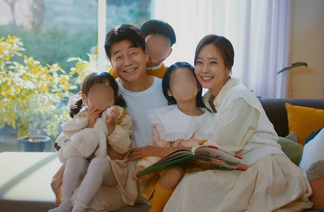 백종원 더본코리아 대표와 배우 소유진 가족. LG유플러스 제공