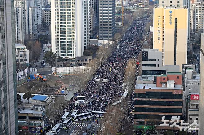 지난 1월 서울 마포구 서울서부지방법원 인근 도로에서 윤 대통령 지지자들이 집회를 이어가고 있는 모습. 황진환 기자