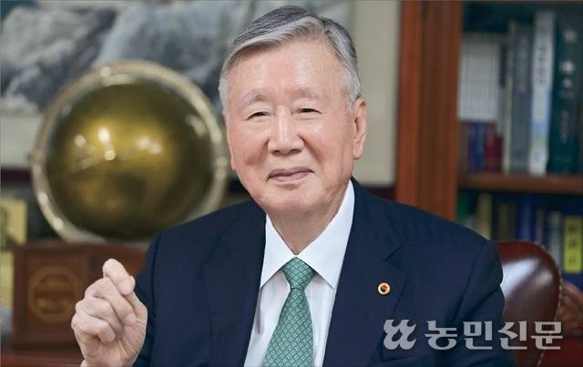 이중근 대한노인회장(부영그룹 회장)이 본지와 특별 인터뷰에서 초고령화 사회 진입에 따른 노인문제 해법을 제시하고 있다.