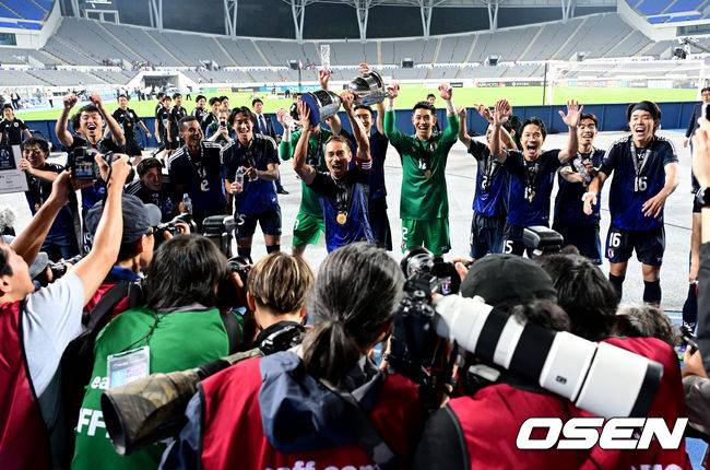 [OSEN=용인, 지형준 기자] 대굴욕이다. 한국축구가 일본에 사상 첫 3연패를 당했다.&nbsp;홍명보 감독이 이끄는 남자축구대표팀은 15일 오후 7시 24분 용인 미르스타디움에서 개최되는 2025 동아시아축구연맹(EAFF) E-1 챔피언십(동아시안컵) 3차전에서 숙적 일본에게 0-1로 패해 우승컵 탈환에 실패했다.&nbsp;대회 3승의 일본이 통산 세 번째 우승을 달성했다. 일본은 안방의 한국을 누르고 대회 2연패까지 가져갔다. 한국은 여전히 5회 우승으로 최다우승이지만 2개 대회 연속 일본에 밀렸다.&nbsp;일본 선수들이 우승을 기뻐하고 있다. 2025.07.15 / jpnews@osen.co.kr