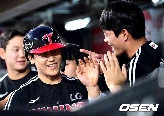 [OSEN=수원, 최규한 기자] 12일 경기도 수원 KT위즈파크에서 ‘2025 신한 SOL Bank KBO리그’ KT 위즈와 LG 트윈스의 경기가 열렸다.홈팀 KT는 오원석, 방문팀 LG는 앤더스 톨허스트를 선발로 내세웠다.5회초 1사 3루 상황 LG 박해민의 선제 1타점 적시타 때 주자 구본혁이 홈을 밟은 뒤 더그아웃 동료들과 인사를 나누고 있다. 2025.08.12 / dreamer@osen.co.kr