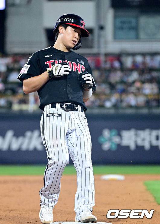 [OSEN=수원, 최규한 기자] 12일 경기도 수원 KT위즈파크에서 ‘2025 신한 SOL Bank KBO리그’ KT 위즈와 LG 트윈스의 경기가 열렸다.홈팀 KT는 오원석, 방문팀 LG는 앤더스 톨허스트를 선발로 내세웠다.5회초 1사 2루 상황 LG 박해민 타석 때 구본혁이 3루 도루에 성공하고 있다. 2025.08.12 / dreamer@osen.co.kr